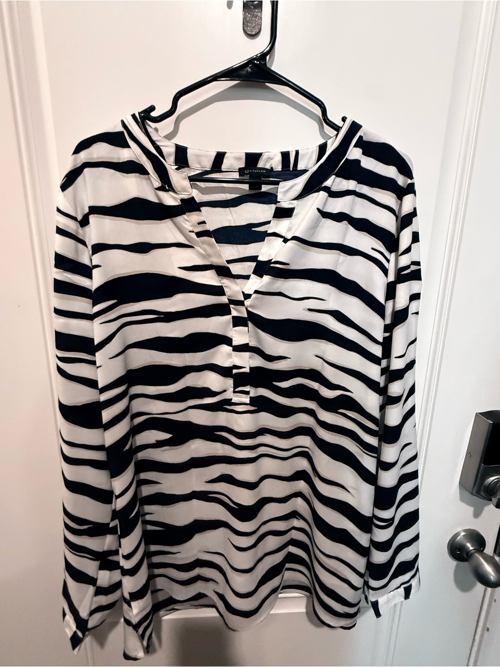 Ann Taylor Black and White Zebra-Stripe V-Neck Tunic Blouse